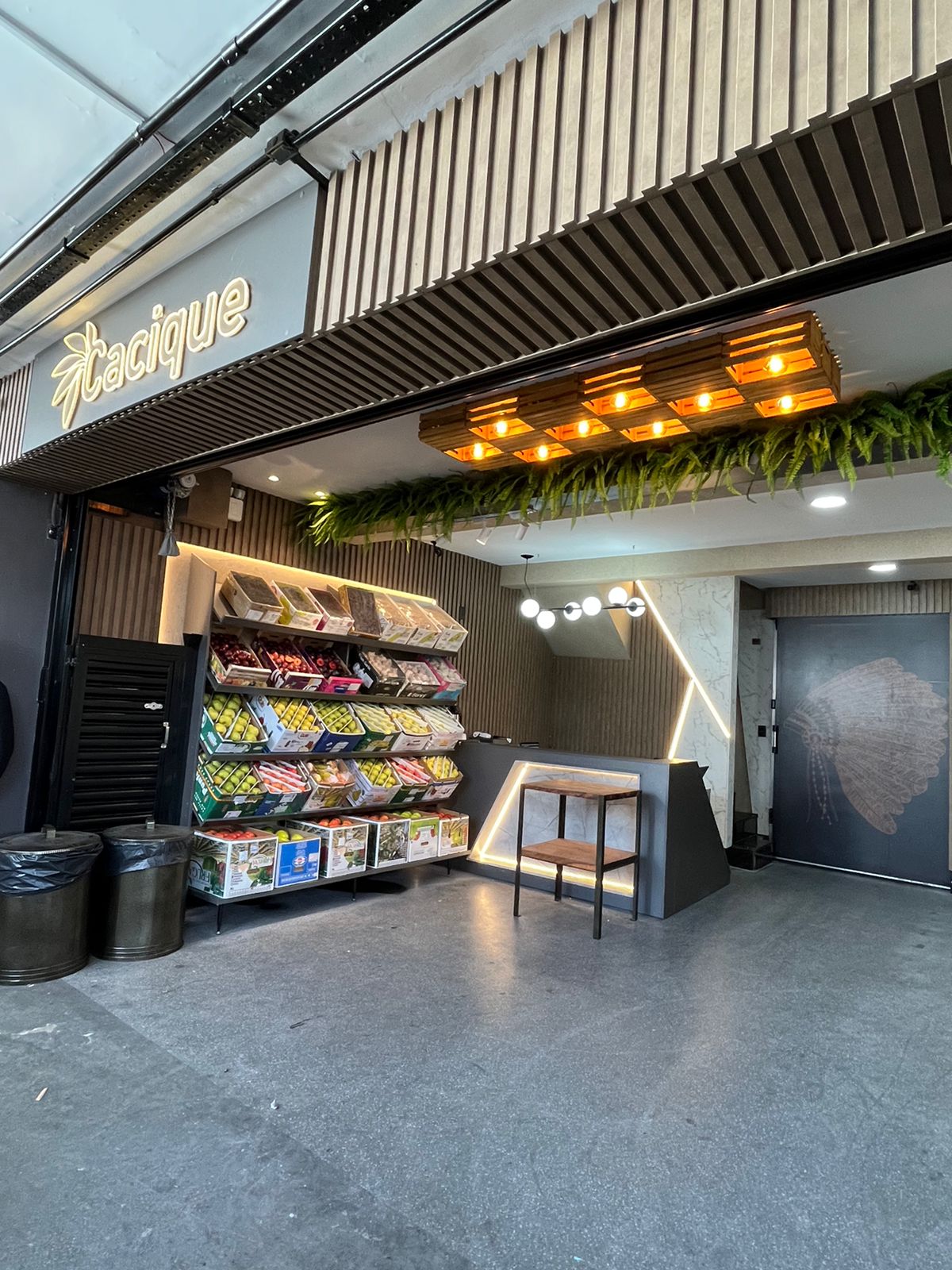Fachada do Box Cacique com vitrine de frutas