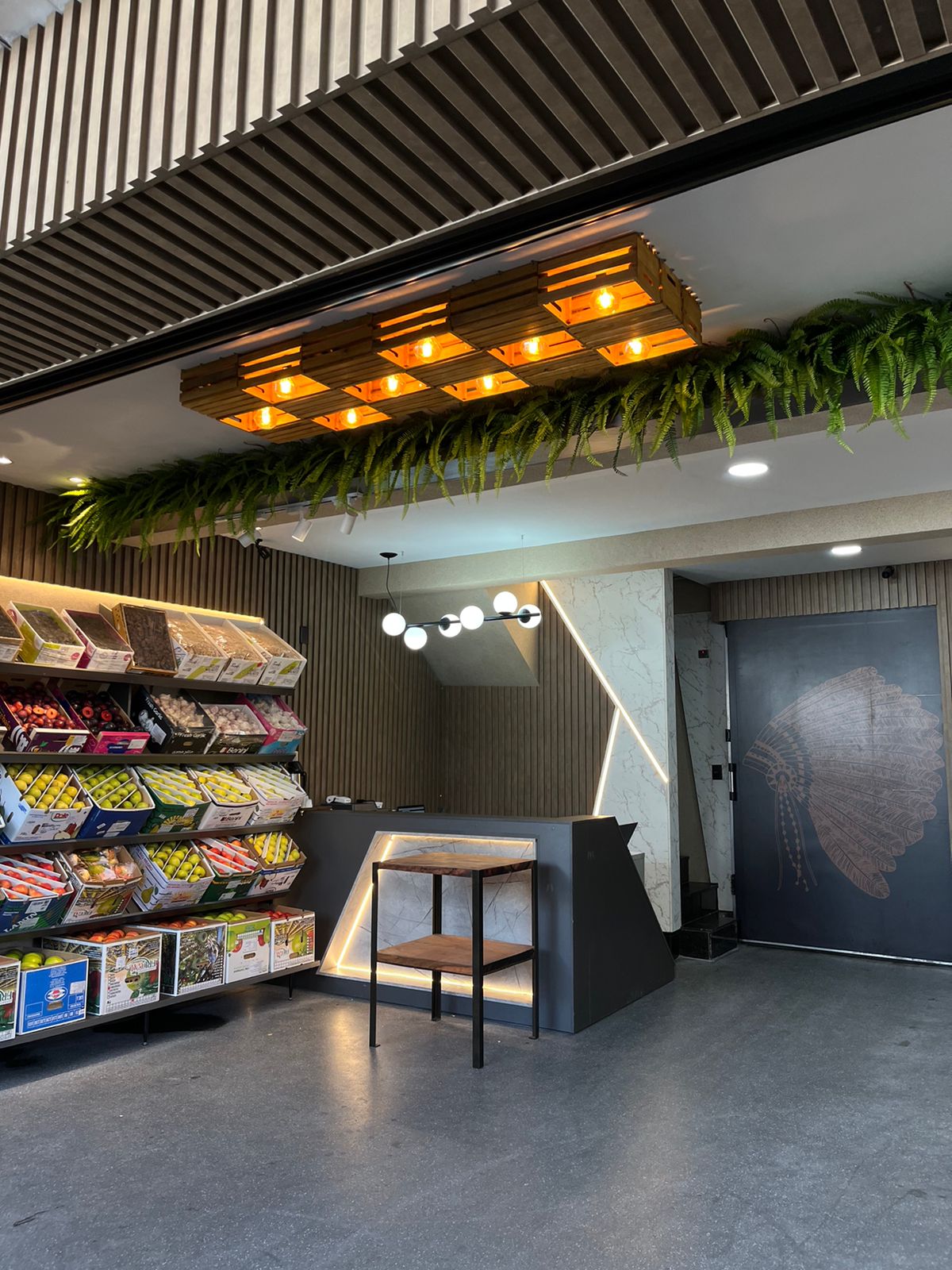 Vitrine de frutas no Box Cacique