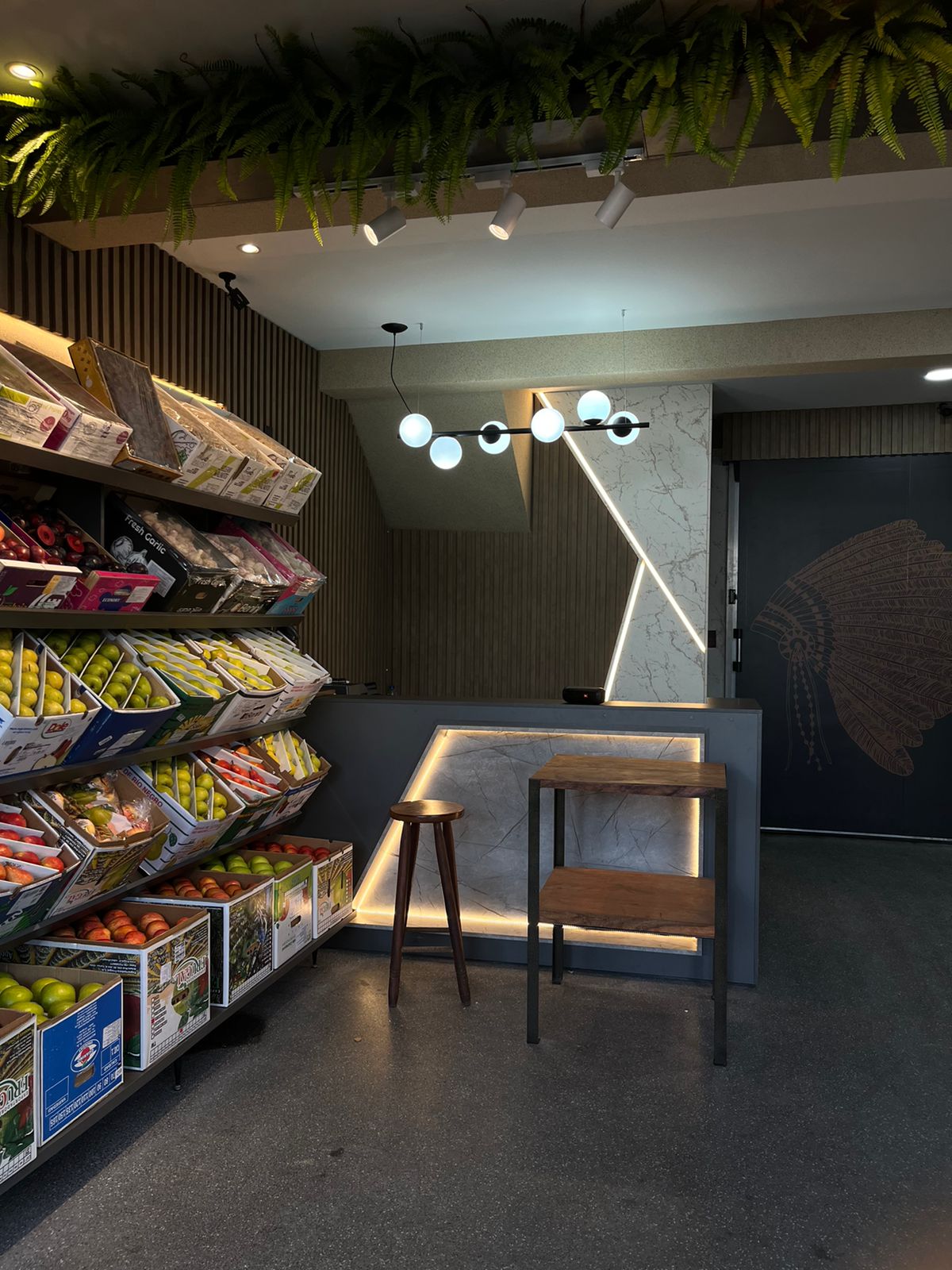 Interior do Box Cacique com frutas expostas